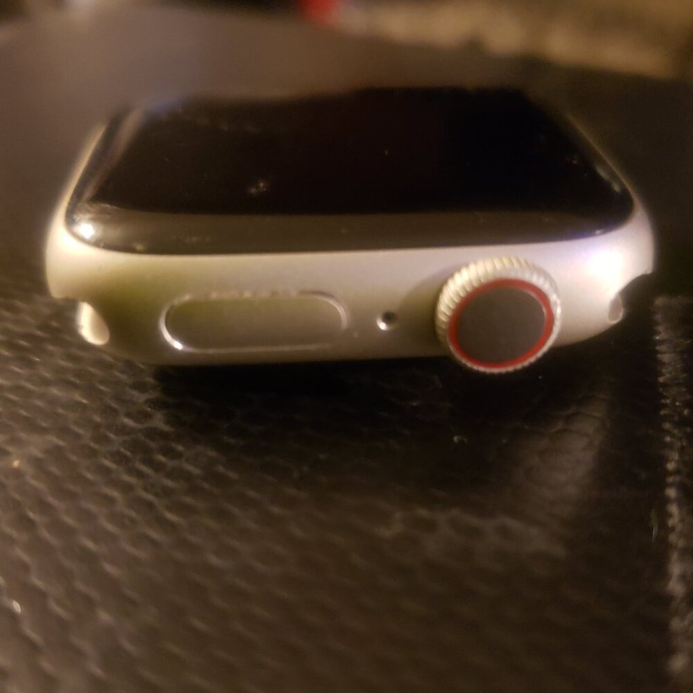 Apple Watch Series 7 – 41mm GPS + Cellular (Starlight Aluminum)